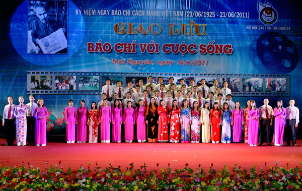  Tiết mục văn nghệ mở màn chương trình giao lưu do cán bộ của các cơ quan báo chí trên địa bàn tỉnh biểu diễn. Ảnh Thế Hà.